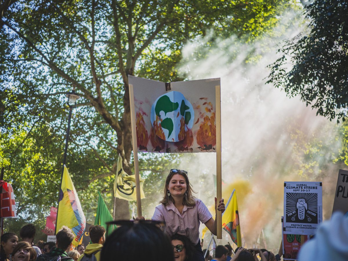 unge kvinner demonstrerer for klima